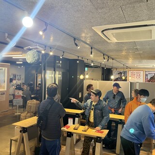 築地のご馳走をつまんで立ち飲みを満喫する、至福のひととき