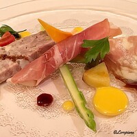 シェムラブルリス - パテ･ド･カンパーニュに鶏のハム､ジャンボン･クリュ､ソシソンセックをアスパラをディジョンマスタードとバルサミコのソースとともに