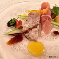 シェムラブルリス - パテ･ド･カンパーニュに鶏のハム､ジャンボン･クリュ､ソシソンセックをアスパラをディジョンマスタードとバルサミコのソースとともに