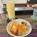 ヨコハマ アジアンダイニング&バー - サラダと、選択したマンゴーラッシーが、まずやってきた。