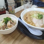 青竹手打ち 佐野らーめん 晴れる屋 - ラーメン 750円、チャーシュー肉丼 350円