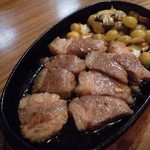 居酒屋 兀突骨 - 和牛サイコロステーキ(銀杏、遠賀ニンニク、マッシュルーム添え)