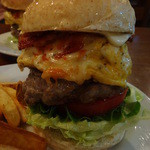 パントリー コヨーテ - 肉厚で美味しいローリングロックバーガー