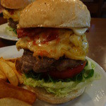 パントリー コヨーテ - 最高に美味しいローリングロックバーガー