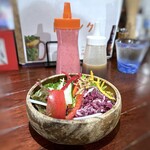 ベトナムビストロasiatico - サラダ・・糸島野菜などを使用されているそう。盛り沢山でドレッシングが2種類用意されていますので両方かけて頂きましたけれど、どちらもいいお味。