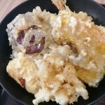 天ひろ - この日の天丼の天だねはエビ、豚、イカ（こま切れ）、カボチャ、玉ねぎ、なすびだった。ご飯はタレだく。