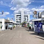 寿司吉 - 螺旋階段で建物の屋上まで登る。屋上には様々な　　　　　　　　　　　　　　　お店がある。寿司吉は写真正面突き当たりの左側。