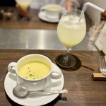 ラトリエ プリュ - ランチに付くコーンスープ／自家製瀬戸田レモンのレモネード