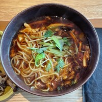 ブリル飯店 - 酸辣湯麺、エプロン付きなので安心して。