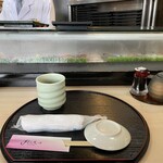 すしざんまい 本店 - 目の前の板前さんにワクワクしながら待ちます