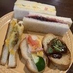 青山コーヒー舎 - 種類豊富なサンドウィッチの数々