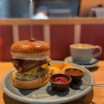 Louis Hamburger Restaurant - 『Lotus Lot Burger¥ Priceless』
                『lunch drink¥150』
                ※こちらのハンバーガーは、メニューにはありません。