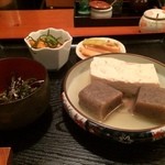 Hitotsubaki - ひと椿・お通しとサービスの茶豆、豆腐にこんにゃく