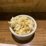 カフェ＆スポーツバー ジュゲム - 突き出しのポップコーン