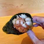 SUSHI TOKYO TEN、 横浜店 - 玉ねぎのネギトロ。発想が新しいし、シャキシャキの食感とトロトロのトロに、パリパリの海苔の相性が良くて味も食感も楽しめる一品。ネギトロにネギをタマネギに変えてみるという着想です。