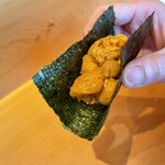SUSHI TOKYO TEN、 横浜店 - ウニ巻き(^^)ウニ好きにはたまらないです笑。種類はバフンウニ。板ウニですが、美味しいです。