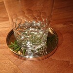 Fujiya 1935 - コップの下に草敷いてる！