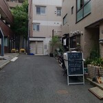 お料理ひろせ - 左を見ながら進むと、住宅の隙間にあるこちら。