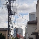 お料理ひろせ - 坂の先には、初台駅ビルが。