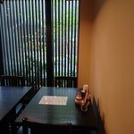 お料理ひろせ - 店内入ってすぐ左のテーブル席。