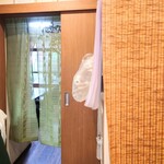 お料理ひろせ - 玄関入って正面の奥には別室が。"本町公園"を臨むシチュエーション。