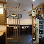 お料理ひろせ - 店内入ってすぐ右のテーブル席。