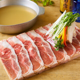 沖縄名物アグー豚のしゃぶしゃぶが楽しめます
