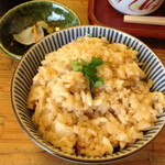 ランチのそばセット「せいろ＋日替り御飯（この日は鯛御飯）」（８００円）の鯛御飯と漬物