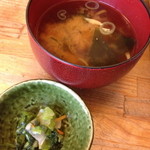 麻布さ和長 - ランチの日替り丼セット「日替り丼（この日はねぎトロ丼）＋半せいろ」（１，０００円）の味噌汁と漬物