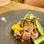 トラットリアイルポッツォ - 豚のソテー。季節によって食材や野菜が変わります。