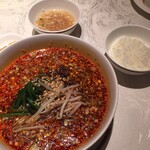 筑紫樓 - キター！サンラー麺！赤いよ！赤くて中が見えないよ！