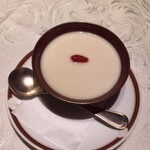 筑紫樓 - デザートの杏仁豆腐。甘くて美味しい。