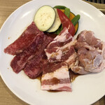 焼肉・冷麺 中道 - 銘柄3種ランチセットのお肉　カルビ、佐助豚の豚バラ、桜鳥のモモ肉　