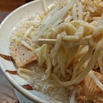 二郎系＆まぜそば専門店 奨 - 麺はワシワシとしたやや堅めの太め。縮れあり。