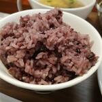 キッチン ブルー グローブ - 黒米大盛りのアップ