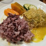 キッチン ブルー グローブ - ２度目のご飯乗せ、ソースを吸わせます