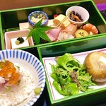Crab-stuffed Bento (boxed lunch) A traditional taste inherited from our predecessors *Comes with water sweets