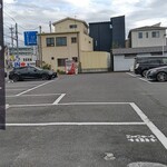 ラーメンばんだい - 元くるまやラーメンらしく、駐車場は広く店内もカウンター・ソファー席・座敷と広々しています。