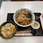 朝日屋 - 中華　700円、カツ丼（小）800円