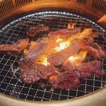 やきにく炭や - 肉焼いてるところ