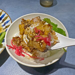 うずとかみなり - 甘しょっぱいタレの掛かった炭火焼き地鶏と釜炊きご飯に、紅生姜を載せていただきます