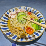 うずとかみなり - 一般的な「冷やし中華」でも定番の具材をスライスな上に数枚しか載せていない辺りに、既存の「冷やし中華」の固定概念を打ち壊す斬新さが有ります