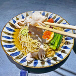 うずとかみなり - スープの味が塩味も酸味も控えめな分、塩味が少なくサッパリとした鶏胸肉がとても良く合います