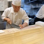 四谷 うえ村 - 鱧の処理