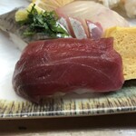 すし鶴 - この赤黒さは美味いマグロの証