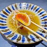 うずとかみなり - 一般的な「冷やし中華」だと錦糸卵ですが、「冷やし中華UK」は敢えての半熟味玉