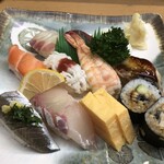 すし鶴 - 赤出汁付き950円(平日ランチタイムは800円と思われ)