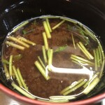 すし鶴 - ハマチと思われる身が一欠片はいってる。　良いお味。