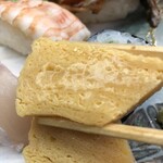 すし鶴 - 箸で摘んだだけでジュワーと出汁が滲み出る