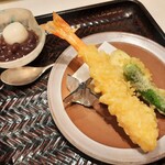 Kitashinchi Ichou - サクッと香ばしい熱々の天ぷらはお塩で、海老は細めだけどプリッと甘味が強くナスもジューシーでいい揚げ具合